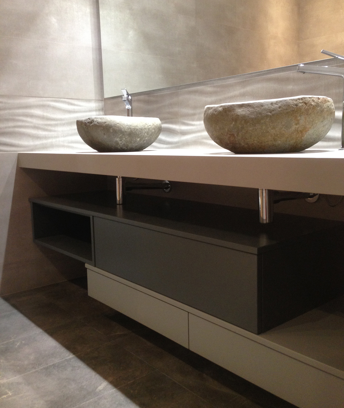 Mueble de baño a medida bajo faldón de mármol lacado en dos colores con cajones con guías grass de extracción con freno