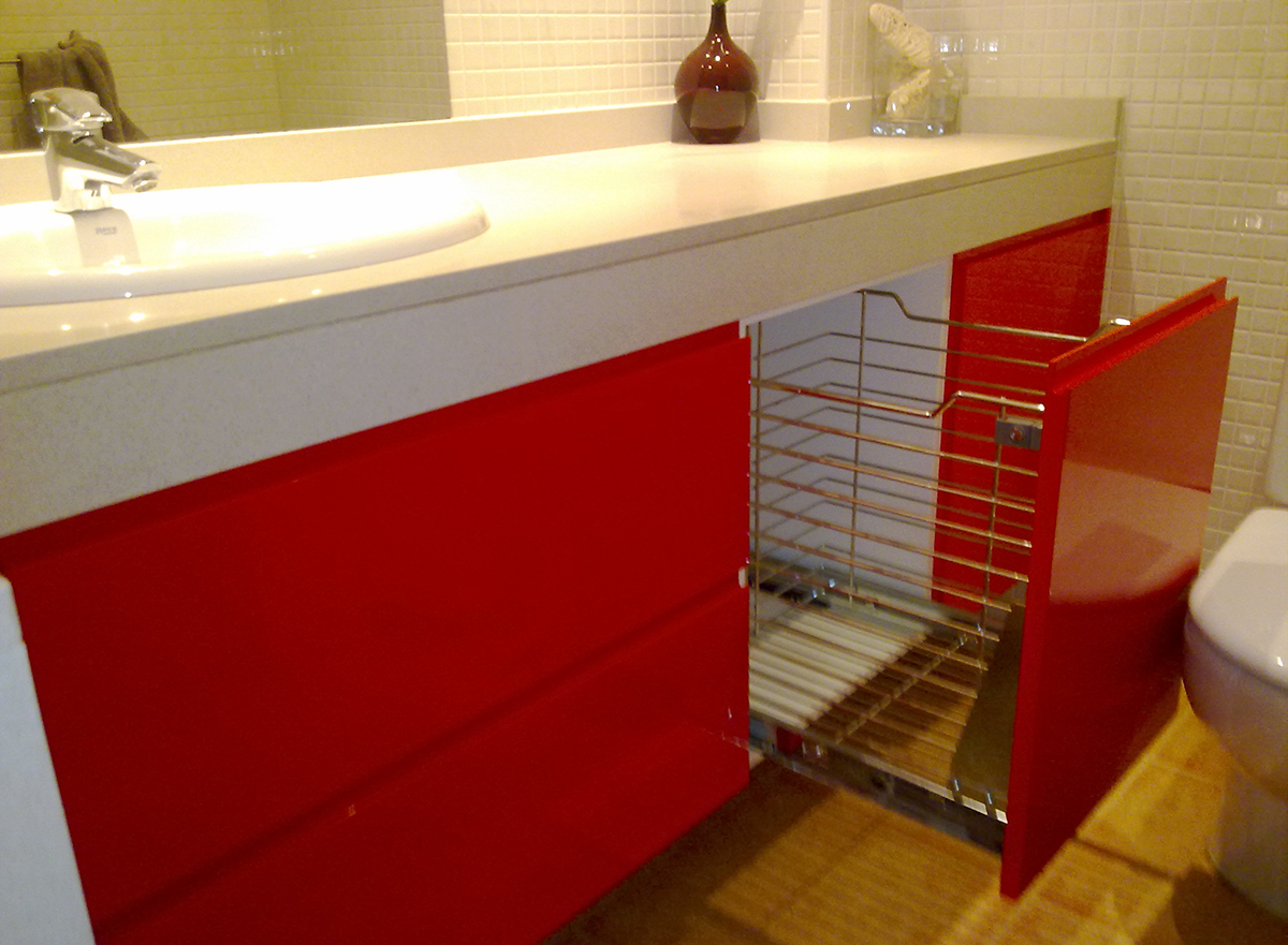 Mueble baño a medida bajo faldón de mármol lacado rojo con uñero y guías grass de extracción total con freno