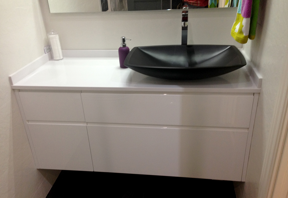 Mueble de baño a medida lacado blanco con uñero con cajones con guía grass de extracción total con freno