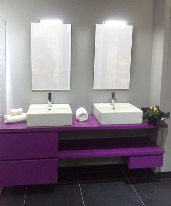 Mueble de baño a medida suspendido lacado color lila con uñero. Cajones con guía de extracción total con freno. Instalación en Sant Vicenç dels Horts