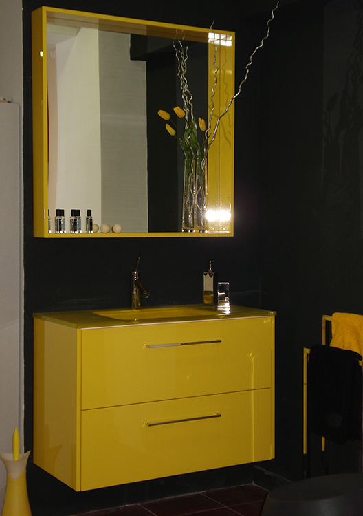 Mueble de baño lacado amarillo. Cajones con guía de extracción total con freno. Espejo enmarcado. Instalación en Gavà