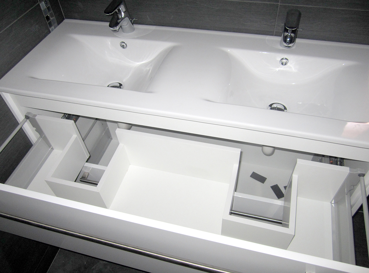 Mueble de baño para encimera de porcelona de 2 senos lacado blanco. Cajones con guías de extracción total con freno