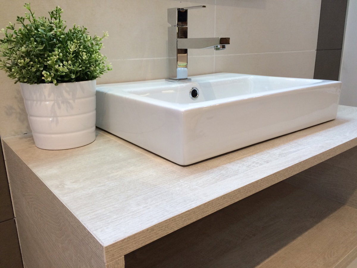 Mueble de baño suspendido en melamina imitación madera y frontal lacado blanco. Cajon push con guía de extracción total con freno