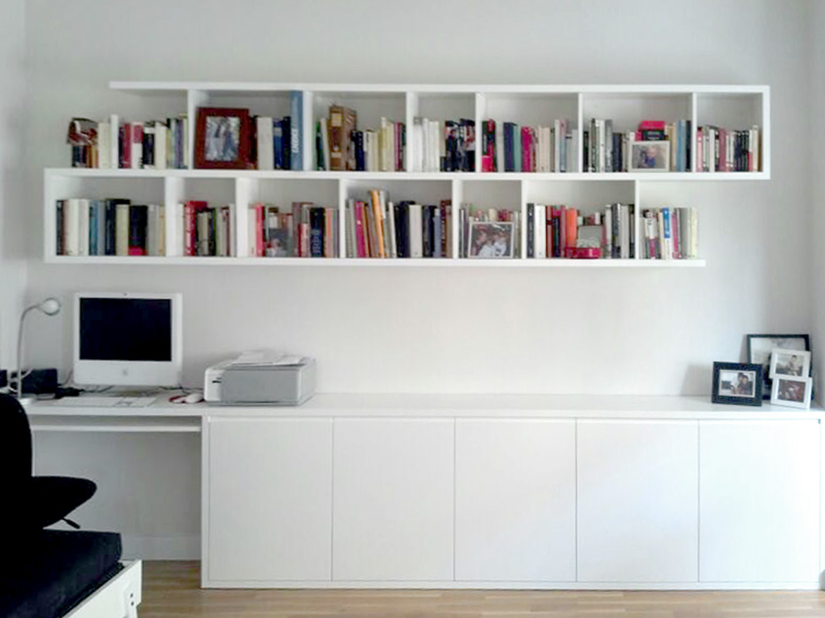 Librería y mueble para estudio lacados en blanco