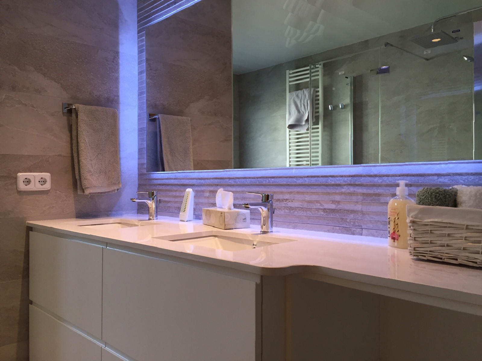 Mueble de baño a medida suspendido lacado blanco con uñero y cajones de extracción total con freno, con espejo retroiluminado.