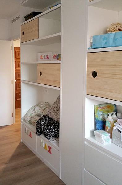 Dormitorio infantil combinado en laca blanca y madera de pino maciza y 2 cunas