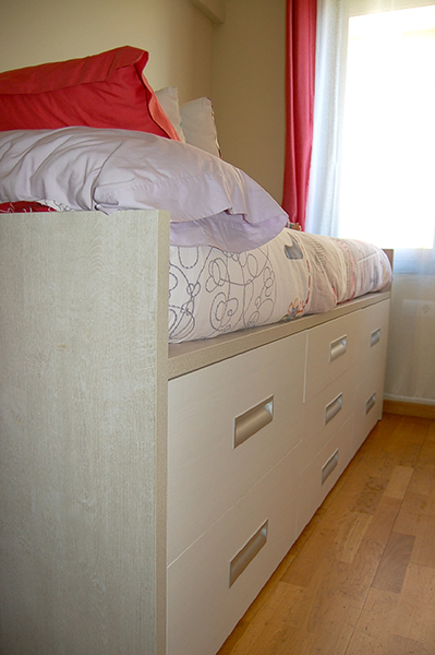 Dormitorio juvenil a medida en melamina color compuesto por cama con cajones de extracción total con freno, escritorio y librería.