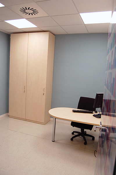 Mobiliario para oficinas en melamina color haya.