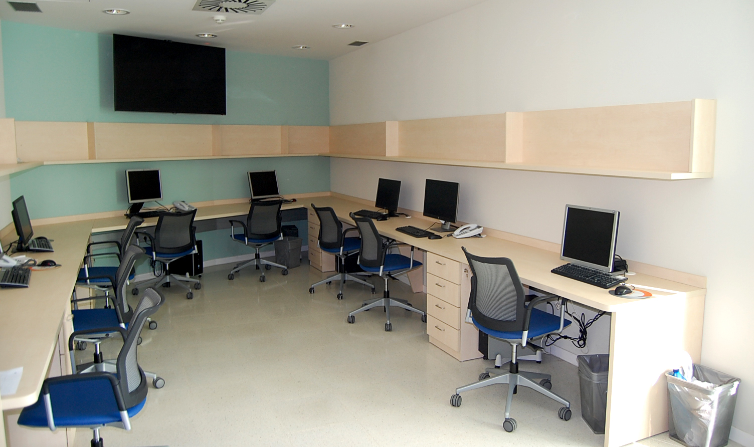 Mobiliario para oficinas en melamina color haya. 