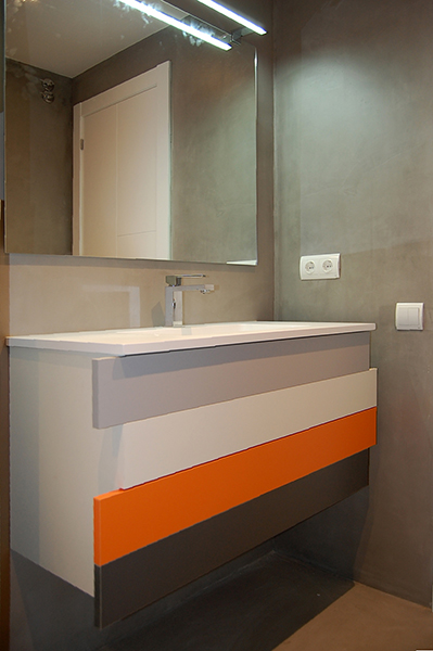 Mueble de baño a medida suspendido combinado en melaminas de color con cajones de extracción total con freno y módulo auxiliar con dos puertas.