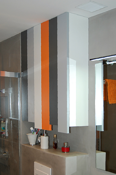 Mueble de baño a medida suspendido combinado en melaminas de color con cajones de extracción total con freno y módulo auxiliar con dos puertas.