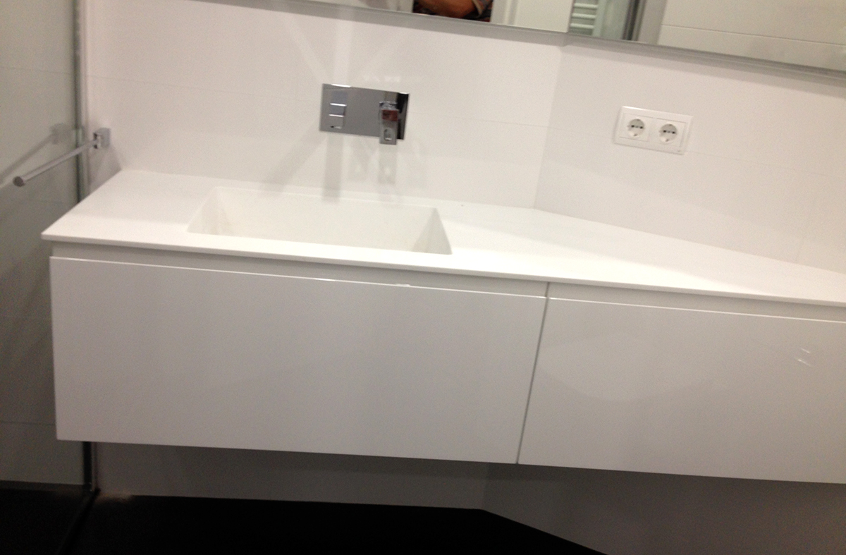 Mueble de baño suspendido con angular lacado blanco satinado con uñero
