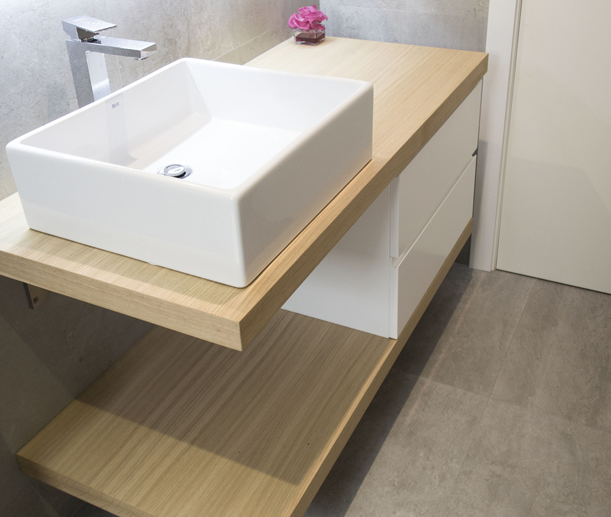 Mueble de baño a medida con encimera de madera